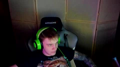 Snapshot of aron_neall chatting on February 20, 2025, 9:31 pm biggest penis online show from February 20, 2025, 9:31 pm