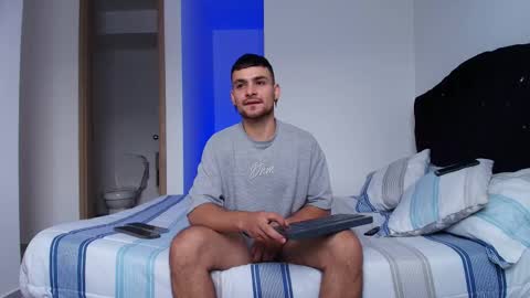 Snapshot of aron_santoro1 chatting on November 27, 2025, 2:08 pm Aron Santoro online show from November 27, 2025, 2:08 pm