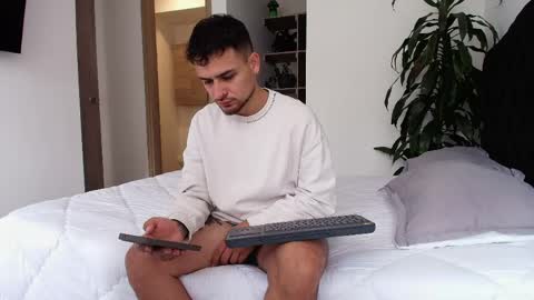 Aron Santoro online show from April 29, 2026, 2:32 pm