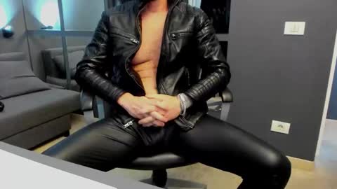 AronGrant online show from December 18, 2025, 10:32 am