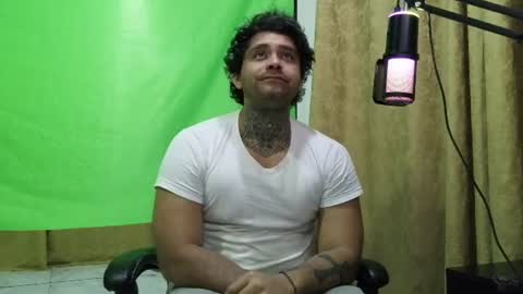 Snapshot of aronmiller404 chatting on July 20, 2026, 10:18 am aronmiller online show from July 20, 2026, 10:18 am