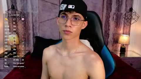 Snapshot of arontawers chatting on July 30, 2026, 8:19 pm Arontawers online show from July 30, 2026, 8:19 pm