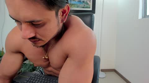 Snapshot of aroon_connor chatting on February 6, 2025, 9:38 pm online show from February 6, 2025, 9:38 pm