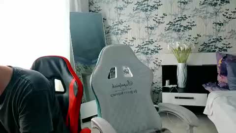 Snapshot of art_cam_ chatting on August 4, 2026, 8:17 am art_cam_ online show from August 4, 2026, 8:17 am
