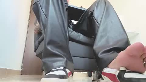 Snapshot of arteemiis chatting on October 28, 2025, 12:52 pm online show from October 28, 2025, 12:52 pm