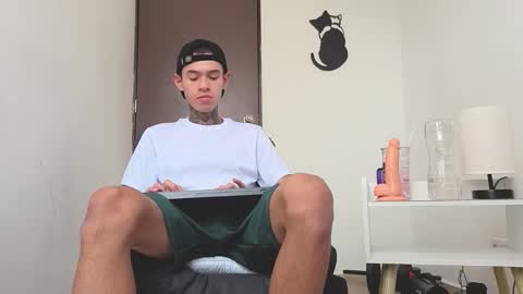 Snapshot of arteemiis chatting on November 18, 2025, 10:31 am online show from November 18, 2025, 10:31 am