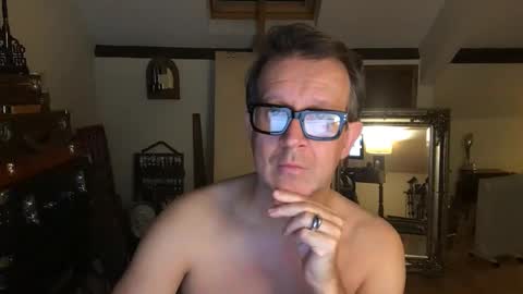 Snapshot of artisterotic chatting on November 6, 2025, 8:43 pm artisterotic online show from November 6, 2025, 8:43 pm