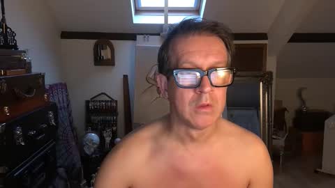 artisterotic online show from November 16, 2025, 8:31 am