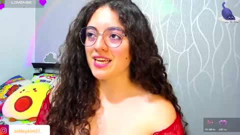Snapshot of ashleykiim_ chatting on November 11, 2025, 12:43 am .. Ashley .. online show from November 11, 2025, 12:43 am