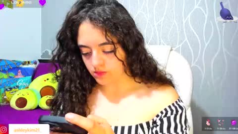 Snapshot of ashleykiim_ chatting on December 17, 2025, 1:22 am .. Ashley .. online show from December 17, 2025, 1:22 am