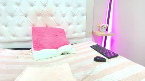 ashleyrobert_ online show from December 19, 2025, 4:36 pm