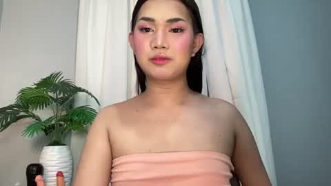 Snapshot of asiansweet_lily chatting on July 5, 2026, 11:23 pm Lily online show from July 5, 2026, 11:23 pm