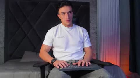 Aslan  online show from December 21, 2025, 9:22 pm