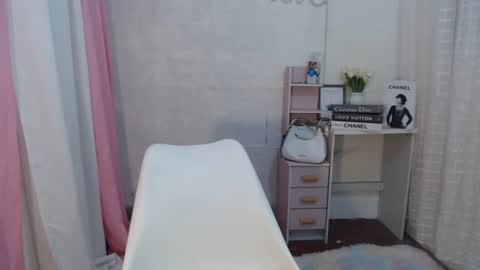 Snapshot of astraea_xxx chatting on February 14, 2025, 6:19 pm Anna online show from February 14, 2025, 6:19 pm