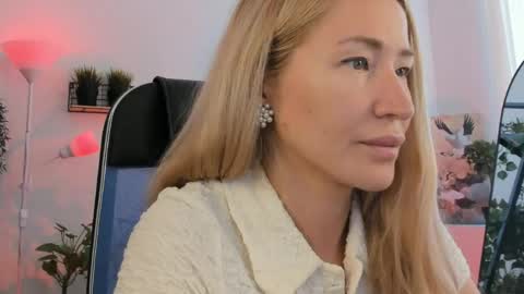 astramonroe online show from May 1, 2026, 6:07 am