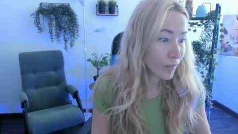 astramonroe online show from May 5, 2026, 4:42 am