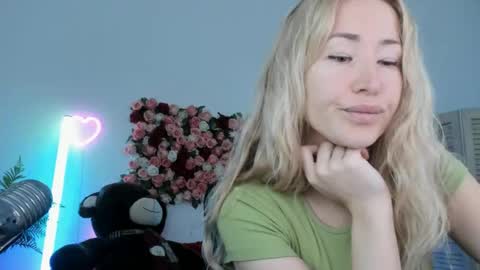 Snapshot of astramonroe chatting on May 28, 2026, 8:22 am astramonroe online show from May 28, 2026, 8:22 am