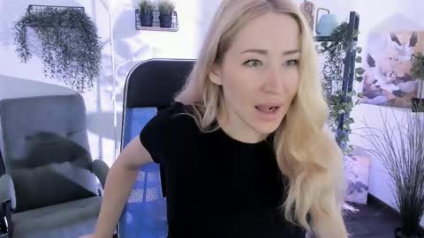 Snapshot of astramonroe chatting on June 5, 2026, 7:47 am astramonroe online show from June 5, 2026, 7:47 am