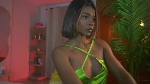 Snapshot of astrea_1 chatting on December 2, 2025, 10:05 pm Astrea online show from December 2, 2025, 10:05 pm