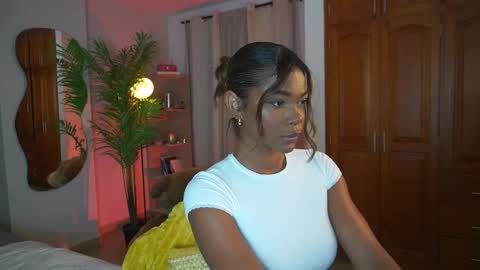 Snapshot of astrea_1 chatting on December 5, 2025, 12:08 am Astrea online show from December 5, 2025, 12:08 am