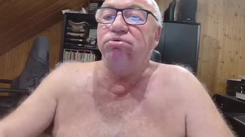 Snapshot of asusandy chatting on June 12, 2026, 9:03 pm asusandy online show from June 12, 2026, 9:03 pm