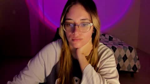 Snapshot of atenas__05 chatting on November 7, 2025, 9:42 am atenas online show from November 7, 2025, 9:42 am