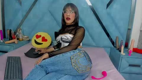 Snapshot of aura_love69 chatting on June 18, 2026, 3:29 am Monii Yi online show from June 18, 2026, 3:29 am