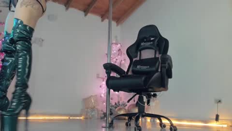 aura online show from December 16, 2024, 1:54 pm