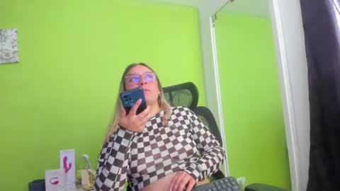 Snapshot of auradivina2 chatting on July 5, 2026, 4:25 pm Aura Divina online show from July 5, 2026, 4:25 pm