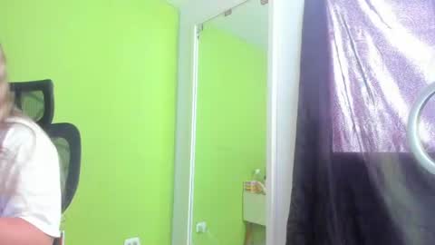 Snapshot of auradivina2 chatting on July 9, 2026, 6:34 pm Aura Divina online show from July 9, 2026, 6:34 pm