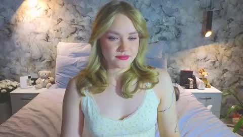 Snapshot of aurora_golden chatting on November 10, 2025, 5:23 pm Kate online show from November 10, 2025, 5:23 pm