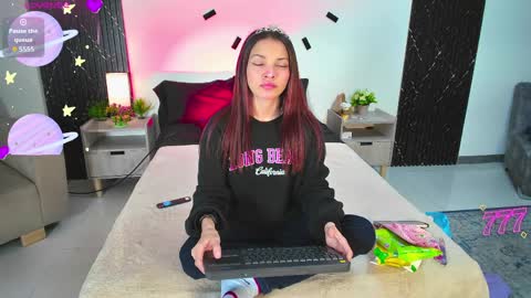 Snapshot of aurora_petitee chatting on April 7, 2026, 12:27 pm Aurora online show from April 7, 2026, 12:27 pm