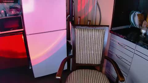 Aurora  Follow me online show from April 22, 2026, 12:02 am