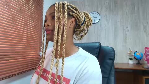 Snapshot of aurorabrow chatting on October 3, 2025, 8:28 pm Ariana online show from October 3, 2025, 8:28 pm