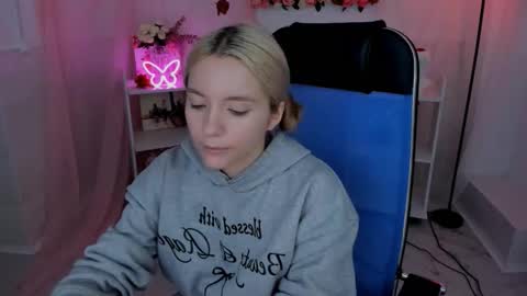 aurorawrenfield online show from September 9, 2025, 7:41 am