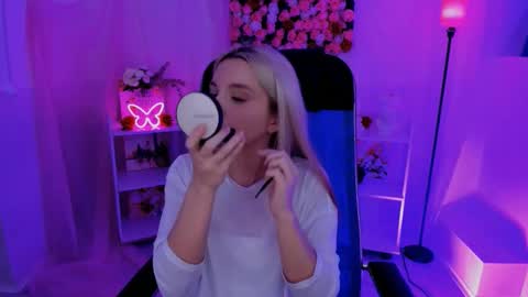 aurorawrenfield online show from September 12, 2025, 1:38 am