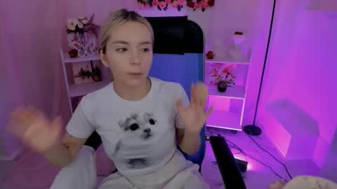 aurorawrenfield online show from October 1, 2025, 4:29 am