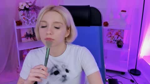 aurorawrenfield online show from October 28, 2025, 4:49 am