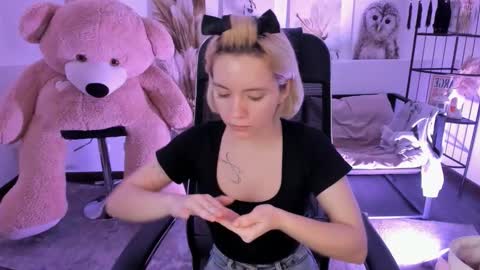 aurorawrenfield online show from December 2, 2025, 4:40 am