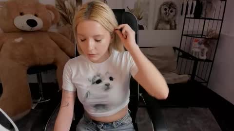 aurorawrenfield online show from January 12, 2026, 10:09 am