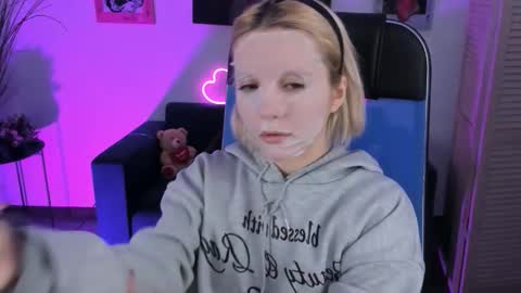 aurorawrenfield online show from January 16, 2026, 4:38 am