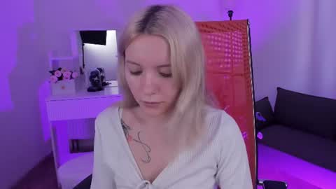 aurorawrenfield online show from July 9, 2026, 1:42 am