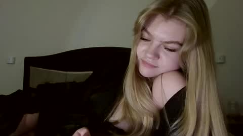 Snapshot of auroraxroses chatting on November 6, 2025, 8:32 pm AuroraXRoses online show from November 6, 2025, 8:32 pm