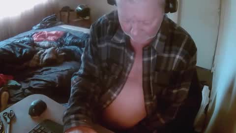 Snapshot of aussiebaker chatting on June 8, 2026, 4:35 am aussiebaker online show from June 8, 2026, 4:35 am
