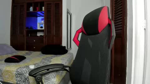 Snapshot of austin_falcon chatting on November 12, 2025, 12:05 pm Austin online show from November 12, 2025, 12:05 pm