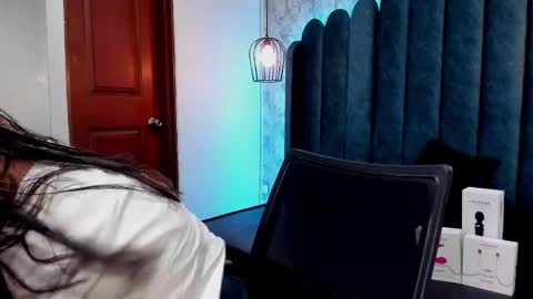 Snapshot of ava_broown chatting on February 19, 2025, 2:23 am online show from February 19, 2025, 2:23 am