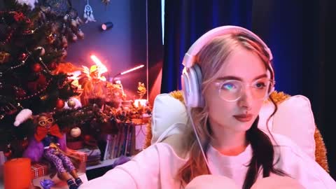 Snapshot of avi_nile chatting on December 15, 2024, 2:30 am Avriel online show from December 15, 2024, 2:30 am