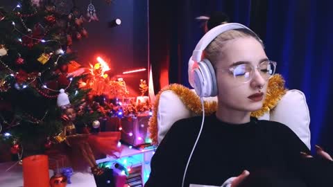 Snapshot of avi_nile chatting on December 22, 2024, 2:49 am Avriel online show from December 22, 2024, 2:49 am