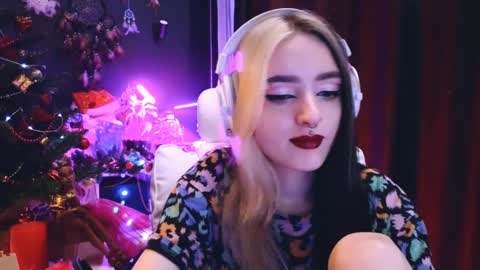 Snapshot of avi_nile chatting on January 9, 2025, 2:01 am Avriel online show from January 9, 2025, 2:01 am