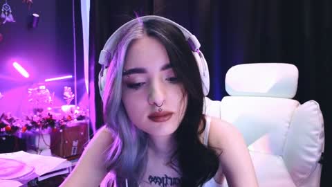 Snapshot of avi_nile chatting on January 20, 2025, 2:22 am Avriel online show from January 20, 2025, 2:22 am